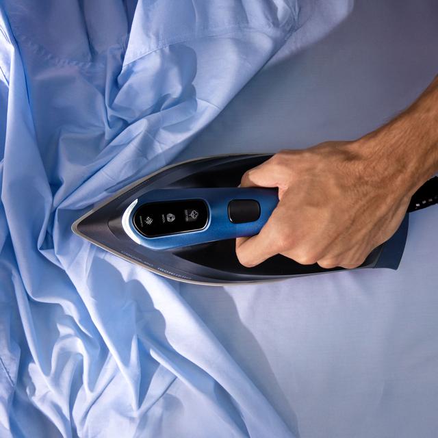 IronHero H-3000 Station Geyser Centro de planchado vertical de 3000W con suela cerámica para un deslizamiento suave y eficiente. Genera 155g/min de vapor, ideal para eliminar arrugas y tratar tejidos gruesos. Cuenta con bomba de agua automática y sistema antigoteo. Incluye pantalla táctil, que ajusta automáticamente el vapor.Su doble sistema antical y tecnología Cyclo Clean aseguran un vapor limpio y prolongan la vida útil del aparato. Seguridad garantizada con apagado automático.