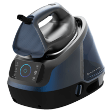 IronHero H-3000 Station Geyser Centro de planchado vertical de 3000W con suela cerámica para un deslizamiento suave y eficiente. Genera 155g/min de vapor, ideal para eliminar arrugas y tratar tejidos gruesos. Cuenta con bomba de agua automática y sistema antigoteo. Incluye pantalla táctil, que ajusta automáticamente el vapor.Su doble sistema antical y tecnología Cyclo Clean aseguran un vapor limpio y prolongan la vida útil del aparato. Seguridad garantizada con apagado automático.