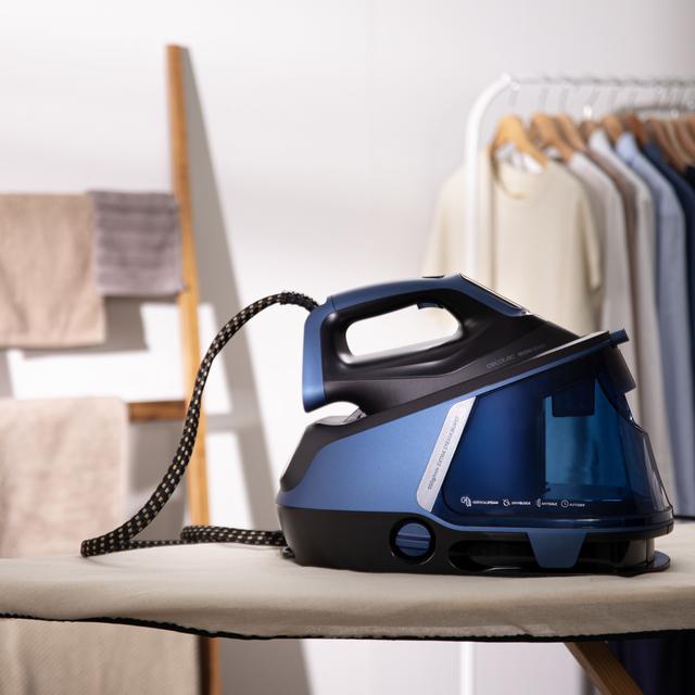 IronHero H-3000 Station Geyser Centro de planchado vertical de 3000W con suela cerámica para un deslizamiento suave y eficiente. Genera 155g/min de vapor, ideal para eliminar arrugas y tratar tejidos gruesos. Cuenta con bomba de agua automática y sistema antigoteo. Incluye pantalla táctil, que ajusta automáticamente el vapor.Su doble sistema antical y tecnología Cyclo Clean aseguran un vapor limpio y prolongan la vida útil del aparato. Seguridad garantizada con apagado automático.