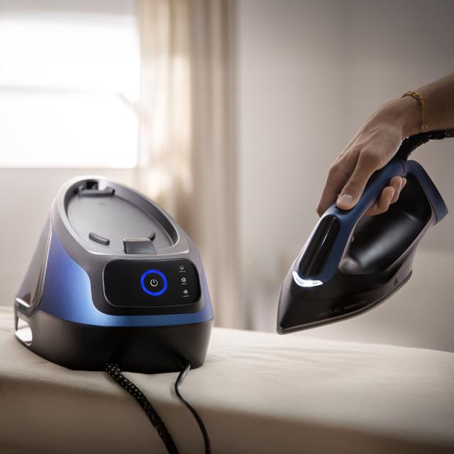 IronHero H-3000 Station Geyser Centro de planchado vertical de 3000W con suela cerámica para un deslizamiento suave y eficiente. Genera 155g/min de vapor, ideal para eliminar arrugas y tratar tejidos gruesos. Cuenta con bomba de agua automática y sistema antigoteo. Incluye pantalla táctil, que ajusta automáticamente el vapor.Su doble sistema antical y tecnología Cyclo Clean aseguran un vapor limpio y prolongan la vida útil del aparato. Seguridad garantizada con apagado automático.