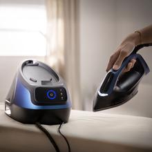 IronHero H-3000 Station Geyser Centro de planchado vertical de 3000W con suela cerámica para un deslizamiento suave y eficiente. Genera 155g/min de vapor, ideal para eliminar arrugas y tratar tejidos gruesos. Cuenta con bomba de agua automática y sistema antigoteo. Incluye pantalla táctil, que ajusta automáticamente el vapor.Su doble sistema antical y tecnología Cyclo Clean aseguran un vapor limpio y prolongan la vida útil del aparato. Seguridad garantizada con apagado automático.