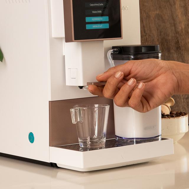 Cremmaet Compactccino White Rose Cafetera superautomática compacta con 19 bares, tanque de leche y sistema Thermoblock.