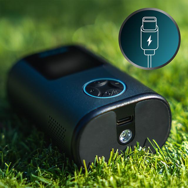 Mini Air Max Compact, gonfiatore elettrico per biciclette, moto, auto, scooter e palloni. Con una doppia batteria da 600 mAh e una capacità di gonfiaggio fino a 150 psi per due pneumatici di bicicletta. Grazie al suo peso di 150 g e alle dimensioni compatte, può essere facilmente trasportato nello zaino o in tasca.