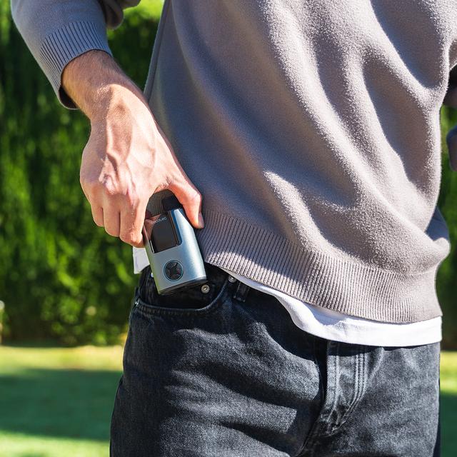 Mini Air Max Compact, gonfiatore elettrico per biciclette, moto, auto, scooter e palloni. Con una doppia batteria da 600 mAh e una capacità di gonfiaggio fino a 150 psi per due pneumatici di bicicletta. Grazie al suo peso di 150 g e alle dimensioni compatte, può essere facilmente trasportato nello zaino o in tasca.