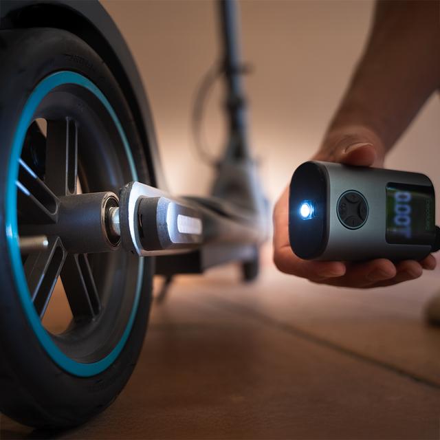Mini Air Max Compact, gonfiatore elettrico per biciclette, moto, auto, scooter e palloni. Con una doppia batteria da 600 mAh e una capacità di gonfiaggio fino a 150 psi per due pneumatici di bicicletta. Grazie al suo peso di 150 g e alle dimensioni compatte, può essere facilmente trasportato nello zaino o in tasca.
