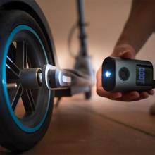 Mini Air Max Compact, gonfiatore elettrico per biciclette, moto, auto, scooter e palloni. Con una doppia batteria da 600 mAh e una capacità di gonfiaggio fino a 150 psi per due pneumatici di bicicletta. Grazie al suo peso di 150 g e alle dimensioni compatte, può essere facilmente trasportato nello zaino o in tasca.