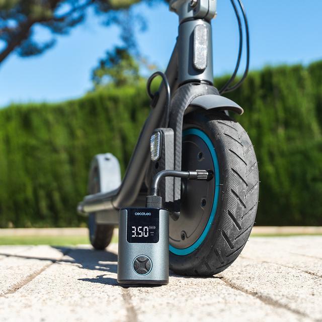 Mini Air Max Compact, gonfiatore elettrico per biciclette, moto, auto, scooter e palloni. Con una doppia batteria da 600 mAh e una capacità di gonfiaggio fino a 150 psi per due pneumatici di bicicletta. Grazie al suo peso di 150 g e alle dimensioni compatte, può essere facilmente trasportato nello zaino o in tasca.