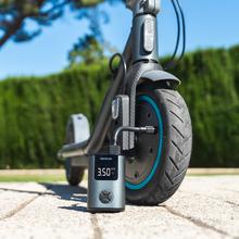 Mini Air Max Compact, gonfiatore elettrico per biciclette, moto, auto, scooter e palloni. Con una doppia batteria da 600 mAh e una capacità di gonfiaggio fino a 150 psi per due pneumatici di bicicletta. Grazie al suo peso di 150 g e alle dimensioni compatte, può essere facilmente trasportato nello zaino o in tasca.