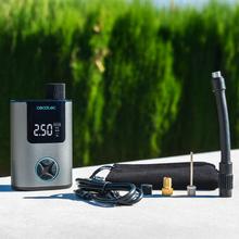 Mini Air Max Compact, gonfiatore elettrico per biciclette, moto, auto, scooter e palloni. Con una doppia batteria da 600 mAh e una capacità di gonfiaggio fino a 150 psi per due pneumatici di bicicletta. Grazie al suo peso di 150 g e alle dimensioni compatte, può essere facilmente trasportato nello zaino o in tasca.