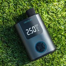 Mini Air Max Compact, gonfiatore elettrico per biciclette, moto, auto, scooter e palloni. Con una doppia batteria da 600 mAh e una capacità di gonfiaggio fino a 150 psi per due pneumatici di bicicletta. Grazie al suo peso di 150 g e alle dimensioni compatte, può essere facilmente trasportato nello zaino o in tasca.
