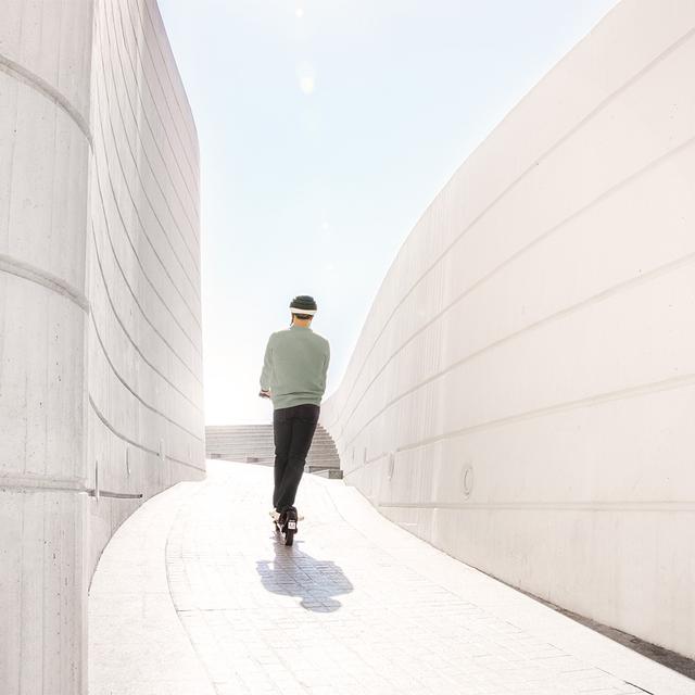 Bongo Serie M30 Connected Coloring Tech Patinete eléctrico con potencia máxima de  700 W y S-Driving System. Con autonomía de hasta 30 km. Certificado por la DGT.