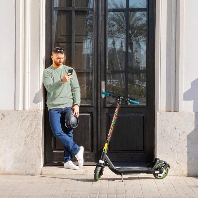 Bongo Serie M30 Connected Coloring Tech Patinete eléctrico con potencia máxima de  700 W y S-Driving System. Con autonomía de hasta 30 km. Certificado por la DGT.
