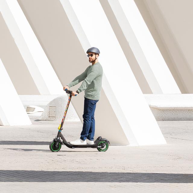 Patinete Cecotec Bongo Serie M30 Connected Coloring Tech circulando por ciudad