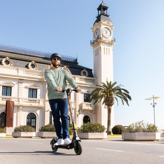 Uso urbano del patinete Cecotec Bongo Serie M30 Connected Coloring Tech