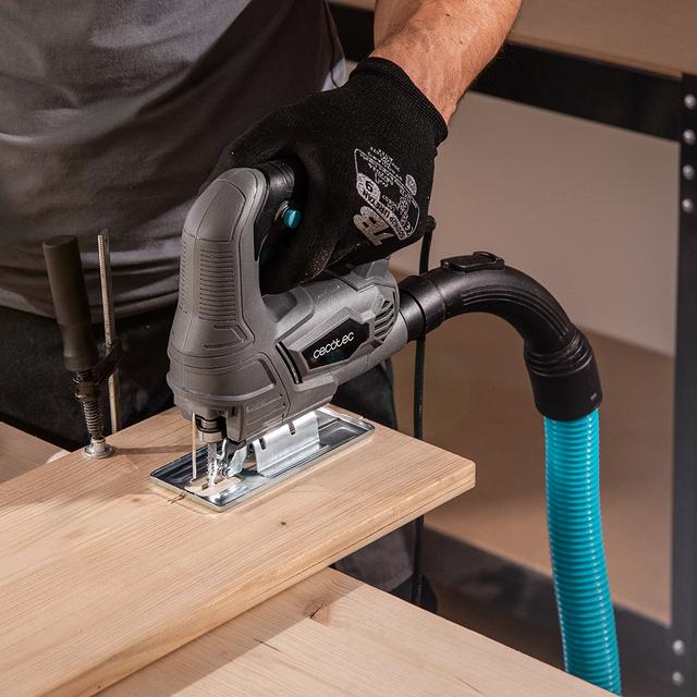 MultiCut 4000 Scie sauteuse avec une puissance de 400 W. Vitesse réglable. Câble de 2 mètres. Adaptateur pour aspirateur. Inclus : guide-règle et 8 lames.