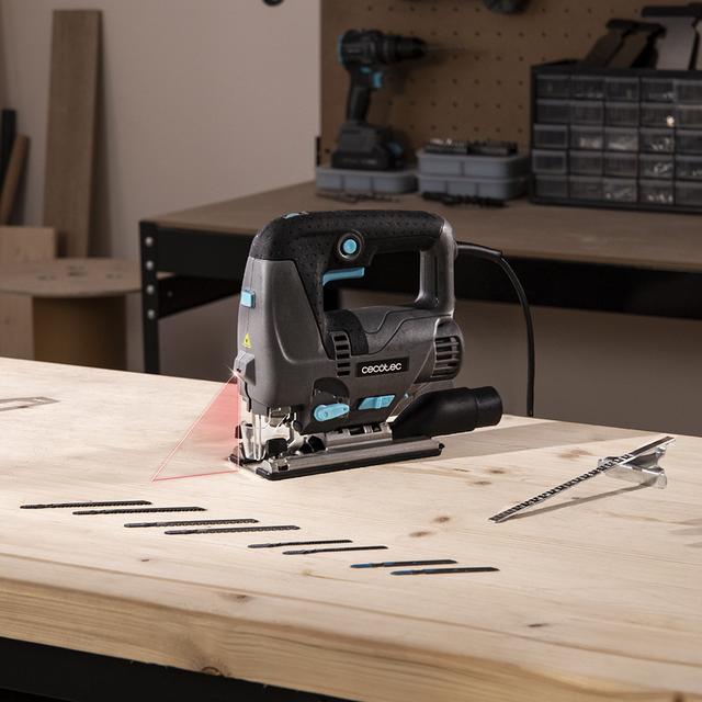 MultiCut 8000 Vision Scie sauteuse avec une puissance de 800 W. Coupe pendulaire. Semelle en fonte d'aluminium et mandrin sans clé. Guide laser et lumière LED. Câble de 2 mètres. Inclus : guide-règle et 8 lames.