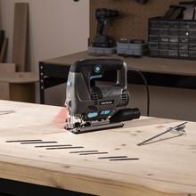 MultiCut 8000 Vision Scie sauteuse avec une puissance de 800 W. Coupe pendulaire. Semelle en fonte d'aluminium et mandrin sans clé. Guide laser et lumière LED. Câble de 2 mètres. Inclus : guide-règle et 8 lames.