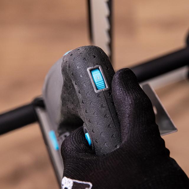 MultiCut 8000 Vision Scie sauteuse avec une puissance de 800 W. Coupe pendulaire. Semelle en fonte d'aluminium et mandrin sans clé. Guide laser et lumière LED. Câble de 2 mètres. Inclus : guide-règle et 8 lames.