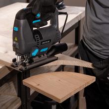 MultiCut 8000 Vision Scie sauteuse avec une puissance de 800 W. Coupe pendulaire. Semelle en fonte d'aluminium et mandrin sans clé. Guide laser et lumière LED. Câble de 2 mètres. Inclus : guide-règle et 8 lames.