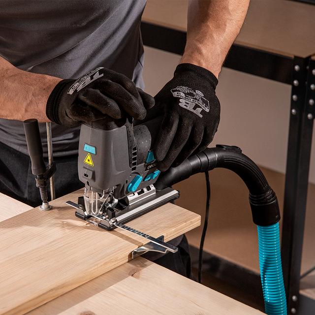 MultiCut 8500 Vision Seghetto alternativo con potenza di 800 W. Taglio pendolare. Piattaforma in alluminio fuso e mandrino senza chiave. Guida laser e luce LED. Cavo da 2 m. Include un righello guida e 8 seghe.