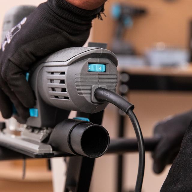 MultiCut 8500 Vision Seghetto alternativo con potenza di 800 W. Taglio pendolare. Piattaforma in alluminio fuso e mandrino senza chiave. Guida laser e luce LED. Cavo da 2 m. Include un righello guida e 8 seghe.