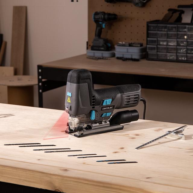 MultiCut 8500 Vision Seghetto alternativo con potenza di 800 W. Taglio pendolare. Piattaforma in alluminio fuso e mandrino senza chiave. Guida laser e luce LED. Cavo da 2 m. Include un righello guida e 8 seghe.