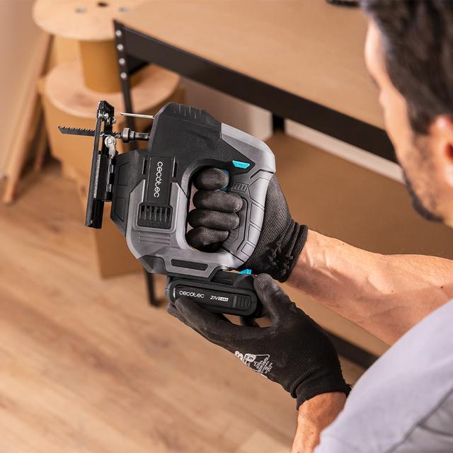 Scie sauteuse sans fil MultiCut 500 Vision Liberty 21 V. Liberté de mouvement. Changement de mandrin sans clé. Guide laser et éclairage LED. 8 lames et une règle de guidage incluses.
