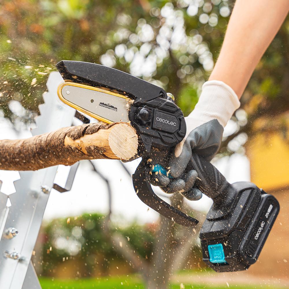 Detalle de corte con la sierra de podar CECOTEC MontanaForce 4000 Hand