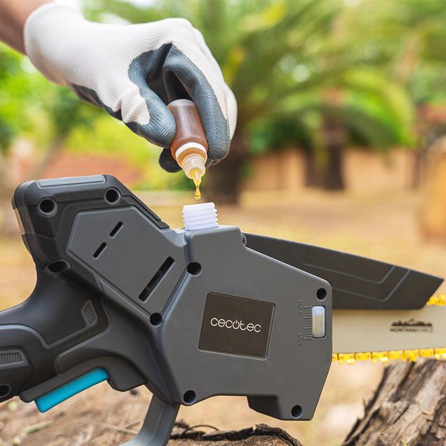 MontanaForce 8000 Hand Sierra de podar 8". Motor sin escobillas, Brushless. Batería 21V. Pantalla digital. Engrasador a botón. Ajuste de cadena manual. Incluye maletín, cadena extra y set de accesorios.