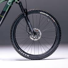 XC Eros Large : Découvrez le VTT électrique conçu pour les aventuriers. Avec ses roues de 29 pouces, son autonomie jusqu’à 112 km, sa suspension avant et ses freins hydrauliques Shimano MT200, ce vélo est le partenaire idéal pour conquérir tous les terrains.