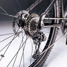 XC Eros Large : Découvrez le VTT électrique conçu pour les aventuriers. Avec ses roues de 29 pouces, son autonomie jusqu’à 112 km, sa suspension avant et ses freins hydrauliques Shimano MT200, ce vélo est le partenaire idéal pour conquérir tous les terrains.