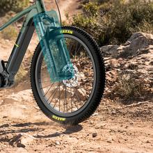 XC Eros Large Descubre la bicicleta eléctrica de montaña diseñada para aventureros. Con ruedas de 29", autonomía de hasta 112 Km, suspensión delantera y frenos hidráulicos Shimano MT200, esta bici es tu aliada perfecta para conquistar cualquier terreno.
