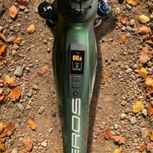 XC Eros Large Descubre la bicicleta eléctrica de montaña diseñada para aventureros. Con ruedas de 29", autonomía de hasta 112 Km, suspensión delantera y frenos hidráulicos Shimano MT200, esta bici es tu aliada perfecta para conquistar cualquier terreno.