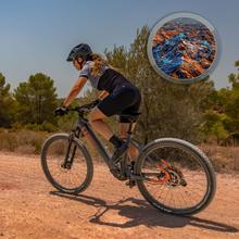XC ErosPro Large – Bicicleta eléctrica de montaña con ruedas de 29”, batería LG integrada de 500 Wh, autonomía de hasta 100 km, suspensión delantera y frenos hidráulicos Shimano MT200. Diseñada para uso MTB, ofrece estabilidad, control y eficiencia en recorridos por caminos y terrenos irregulares.