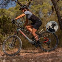 XC ErosPro Large – Bicicleta eléctrica de montaña con ruedas de 29”, batería LG integrada de 500 Wh, autonomía de hasta 100 km, suspensión delantera y frenos hidráulicos Shimano MT200. Diseñada para uso MTB, ofrece estabilidad, control y eficiencia en recorridos por caminos y terrenos irregulares.