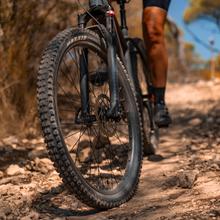 XC ErosPro Large – Bicicleta eléctrica de montaña con ruedas de 29”, batería LG integrada de 500 Wh, autonomía de hasta 100 km, suspensión delantera y frenos hidráulicos Shimano MT200. Diseñada para uso MTB, ofrece estabilidad, control y eficiencia en recorridos por caminos y terrenos irregulares.
