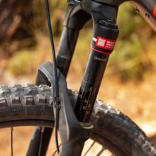 XC ErosPro Large – Bicicleta eléctrica de montaña con ruedas de 29”, batería LG integrada de 500 Wh, autonomía de hasta 100 km, suspensión delantera y frenos hidráulicos Shimano MT200. Diseñada para uso MTB, ofrece estabilidad, control y eficiencia en recorridos por caminos y terrenos irregulares.