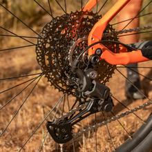 XC ErosPro Large – Bicicleta eléctrica de montaña con ruedas de 29”, batería LG integrada de 500 Wh, autonomía de hasta 100 km, suspensión delantera y frenos hidráulicos Shimano MT200. Diseñada para uso MTB, ofrece estabilidad, control y eficiencia en recorridos por caminos y terrenos irregulares.
