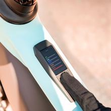 TR AtlasPro Large La bicicleta eléctrica de montaña lleva el rendimiento y la aventura a un nivel completamente nuevo. Con ruedas de 29", una autonomía impresionante gracias a su batería LG de 500Wh, doble suspensión avanzada y frenos hidráulicos Shimano MT410, la TR AtlasPro está diseñada para desafiar cualquier terreno y ofrecerte la mejor experiencia en tus rutas más exigentes.