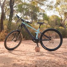 TR AtlasPro Large La bicicleta eléctrica de montaña lleva el rendimiento y la aventura a un nivel completamente nuevo. Con ruedas de 29", una autonomía impresionante gracias a su batería LG de 500Wh, doble suspensión avanzada y frenos hidráulicos Shimano MT410, la TR AtlasPro está diseñada para desafiar cualquier terreno y ofrecerte la mejor experiencia en tus rutas más exigentes.