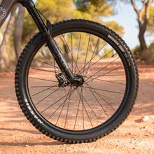 TR AtlasPro Large La bicicleta eléctrica de montaña lleva el rendimiento y la aventura a un nivel completamente nuevo. Con ruedas de 29", una autonomía impresionante gracias a su batería LG de 500Wh, doble suspensión avanzada y frenos hidráulicos Shimano MT410, la TR AtlasPro está diseñada para desafiar cualquier terreno y ofrecerte la mejor experiencia en tus rutas más exigentes.