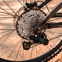 TR AtlasPro Large La bicicleta eléctrica de montaña lleva el rendimiento y la aventura a un nivel completamente nuevo. Con ruedas de 29", una autonomía impresionante gracias a su batería LG de 500Wh, doble suspensión avanzada y frenos hidráulicos Shimano MT410, la TR AtlasPro está diseñada para desafiar cualquier terreno y ofrecerte la mejor experiencia en tus rutas más exigentes.