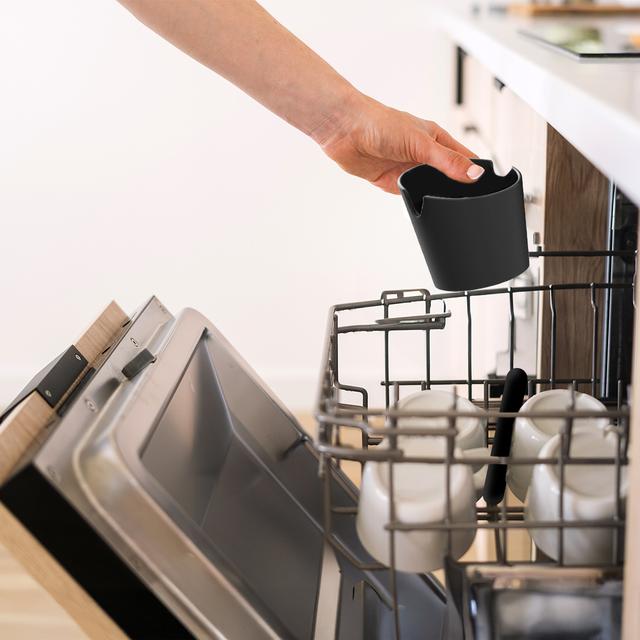 Baristeo Throw&Away Mini Este contenedor de posos de café es un accesorio esencial para cualquier barista o aficionado al café. Su funcionalidad y diseño lo convierten en un complemento indispensable para mejorar la experiencia del café. Medidas 12,2x10x12,7cm. Capacidad de posos: 0.55L.