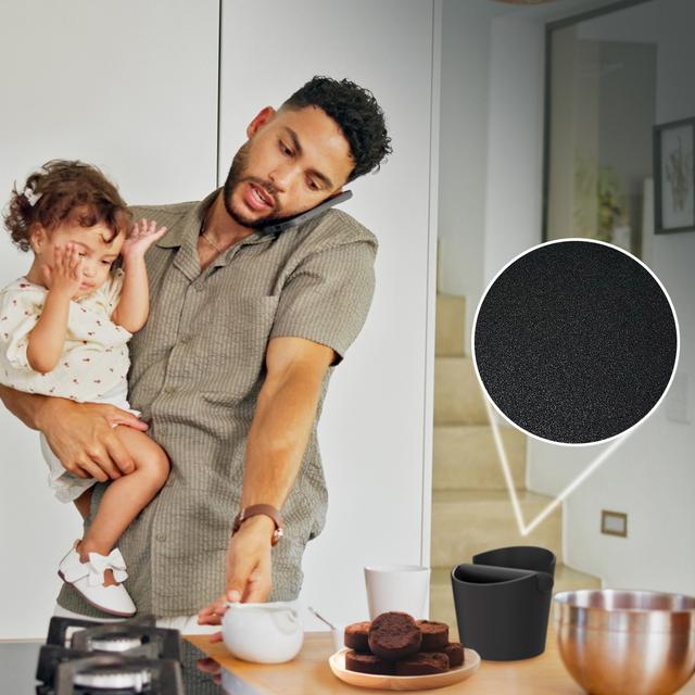 Baristeo Throw&Away Mini Este contenedor de posos de café es un accesorio esencial para cualquier barista o aficionado al café. Su funcionalidad y diseño lo convierten en un complemento indispensable para mejorar la experiencia del café. Medidas 12,2x10x12,7cm. Capacidad de posos: 0.55L.