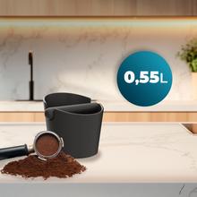 Baristeo Throw&Away Mini Este contenedor de posos de café es un accesorio esencial para cualquier barista o aficionado al café. Su funcionalidad y diseño lo convierten en un complemento indispensable para mejorar la experiencia del café. Medidas 12,2x10x12,7cm. Capacidad de posos: 0.55L.