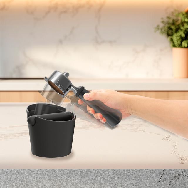 Baristeo Throw&Away Mini Este contenedor de posos de café es un accesorio esencial para cualquier barista o aficionado al café. Su funcionalidad y diseño lo convierten en un complemento indispensable para mejorar la experiencia del café. Medidas 12,2x10x12,7cm. Capacidad de posos: 0.55L.