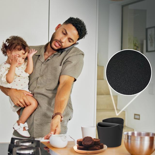 Baristeo Throw&Away Large Este contenedor de posos de café es un accesorio esencial para cualquier barista o aficionado al café. Su funcionalidad y diseño lo convierten en un complemento indispensable para mejorar la experiencia del café. Medidas 15x13x15cm. Capacidad de posos: 1.2L.
