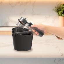 Baristeo Throw&Away Large Este contenedor de posos de café es un accesorio esencial para cualquier barista o aficionado al café. Su funcionalidad y diseño lo convierten en un complemento indispensable para mejorar la experiencia del café. Medidas 15x13x15cm. Capacidad de posos: 1.2L.