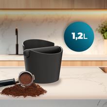 Baristeo Throw&Away Large Este contenedor de posos de café es un accesorio esencial para cualquier barista o aficionado al café. Su funcionalidad y diseño lo convierten en un complemento indispensable para mejorar la experiencia del café. Medidas 15x13x15cm. Capacidad de posos: 1.2L.