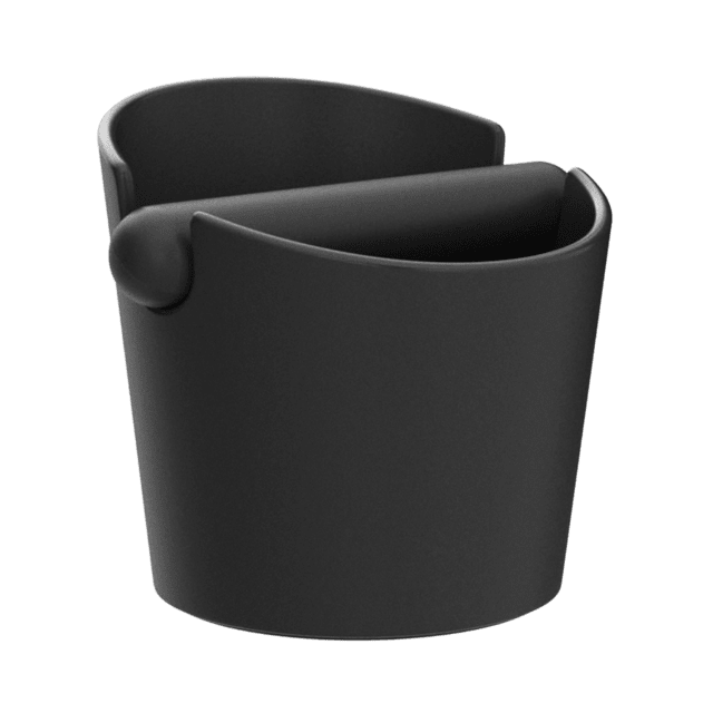 Baristeo Throw&Away Large Este contenedor de posos de café es un accesorio esencial para cualquier barista o aficionado al café. Su funcionalidad y diseño lo convierten en un complemento indispensable para mejorar la experiencia del café. Medidas 15x13x15cm. Capacidad de posos: 1.2L.